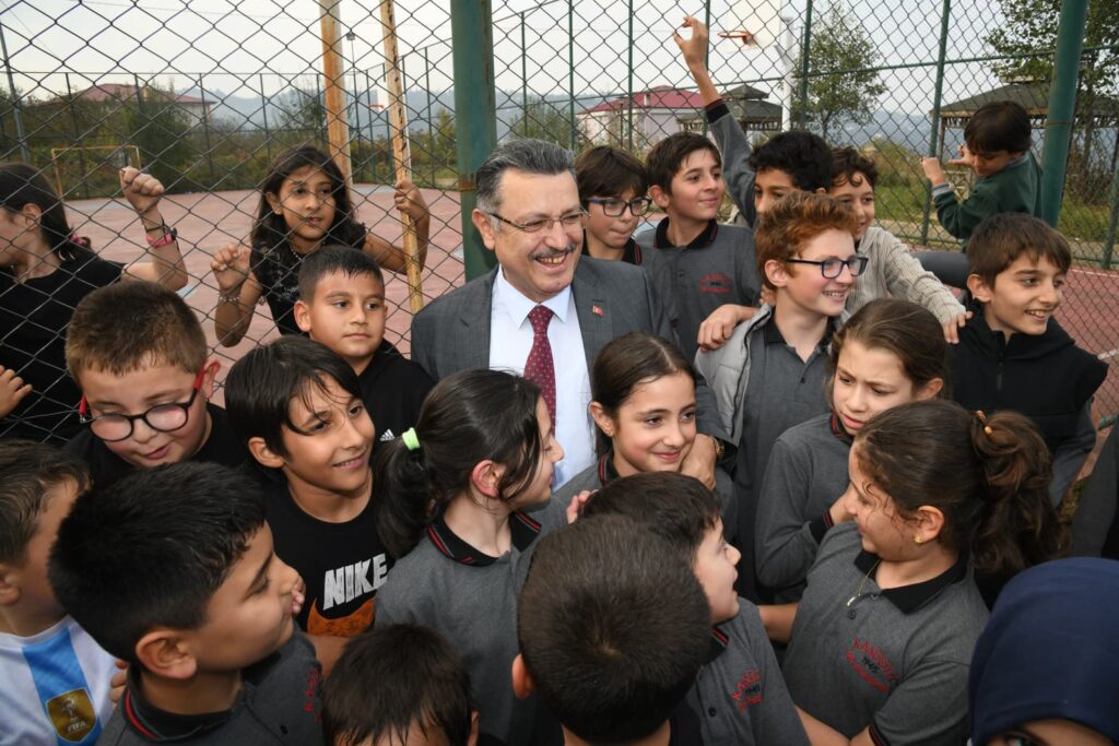 Başkan Genç, Yomralı Öğrencilere Futbol Sahası Yenileme Müjdesi Verdi