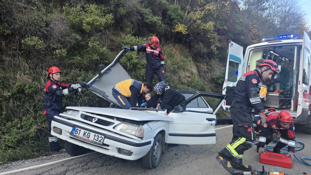 Akçaabat’ta yamaçtan kopan kaya otomobilin üzerine düştü, sıkışan yaralı itfaiye ekiplerince kurtarıldı