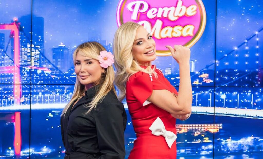 ÖZLEM ESRA ADA’NIN SUNDUĞU PEMBE MASA’NIN BU HAFTAKİ KONUĞU DOKSANLI YILLARIN EFSANE İSMİ YONCA EVCİMİK OLDU